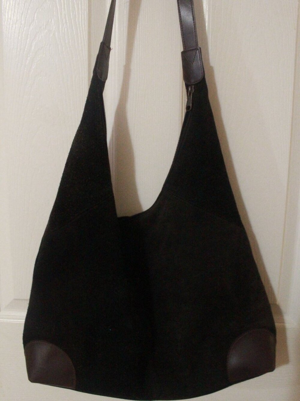 Title: Black Textured Hobo Shoulder Bag with Brown Trim VVV